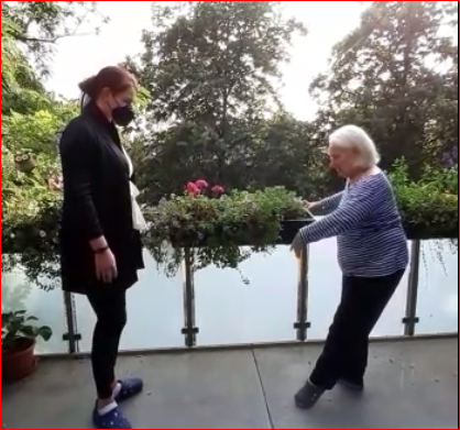 Alte Dame zeigt Ballettschritte, junge Frau schaut zu

